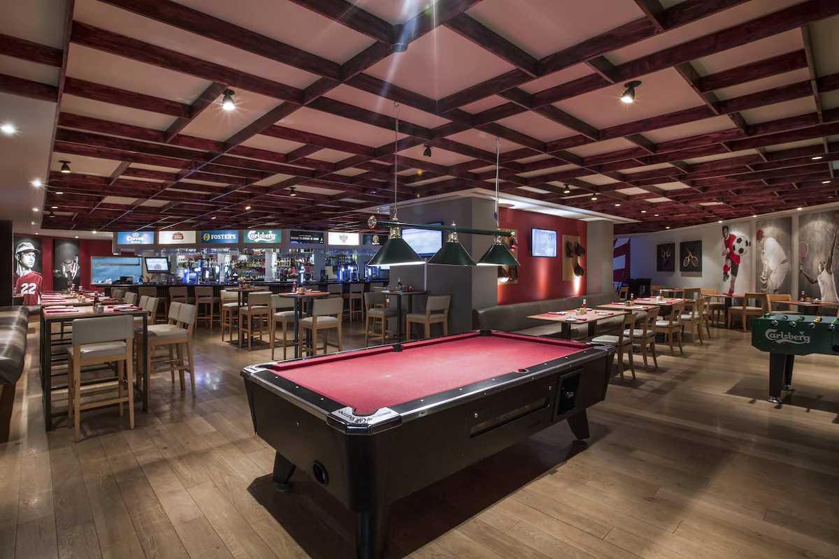 بیلیارد و امکانات رفاهی هتل کراون پلازا دیره دبی